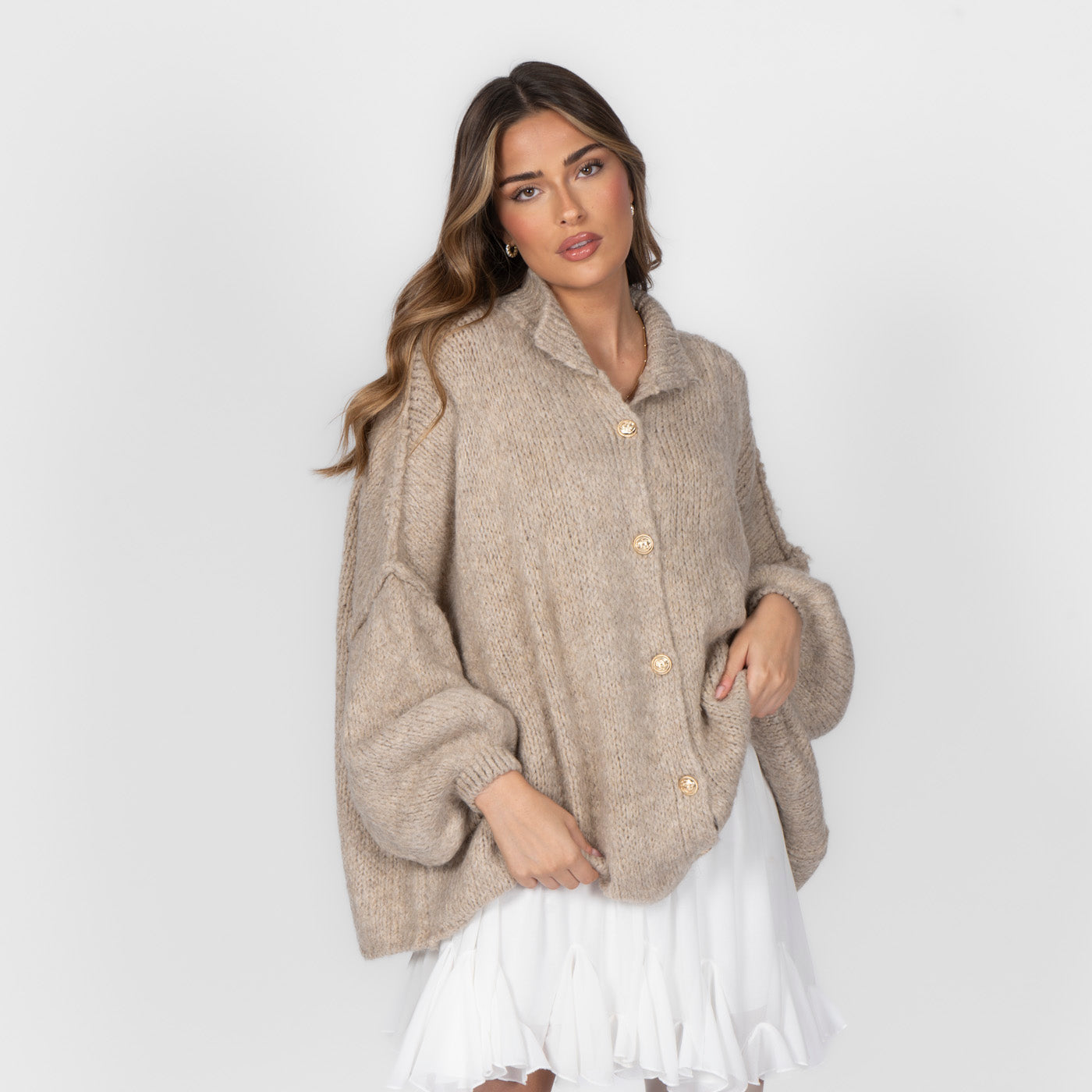 Maria Inês – Cardigan Oversized com Botões Statement de Luxo
