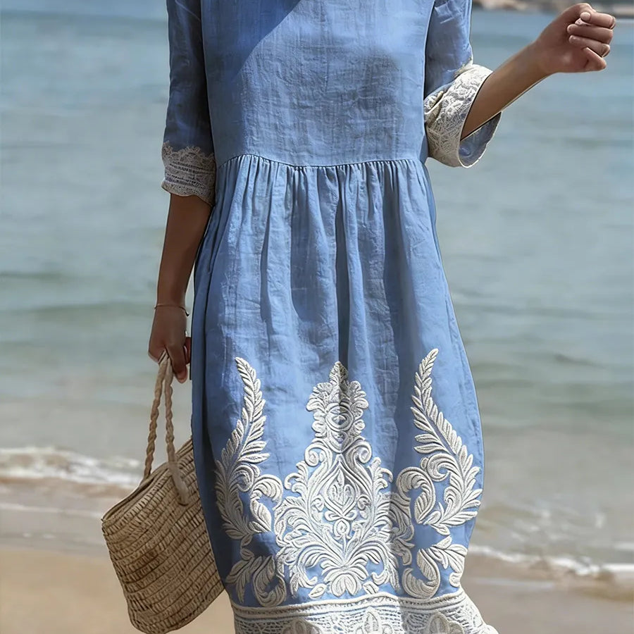 Vestido informal de mulher com estampado floral.