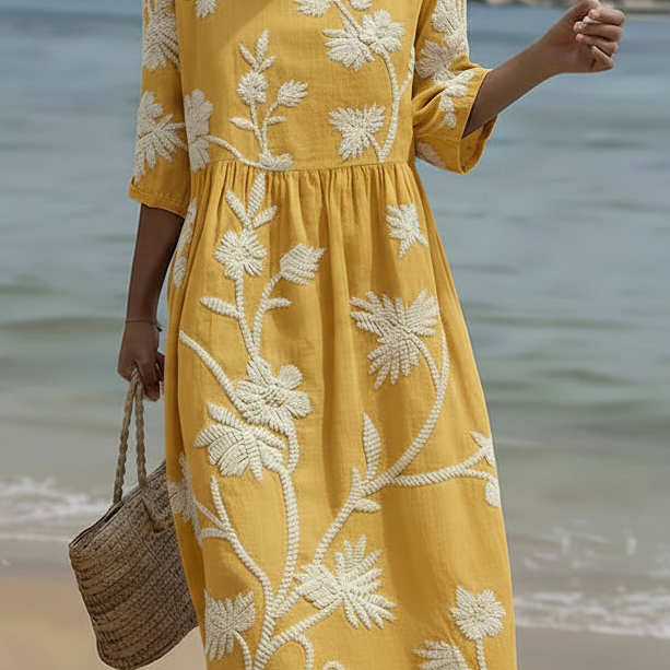 Vestido informal de mulher com estampado floral.