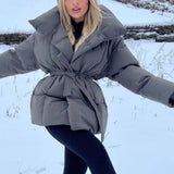 Clara – A Parka Curta com Gola Alta