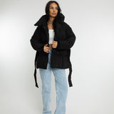 Clara – A Parka Curta com Gola Alta