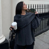 Aurora – A Capa com Corte Asimétrico e Toque de Lã