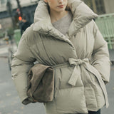 Clara – A Parka Curta com Gola Alta