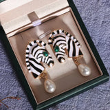 Brincos Zebra com Pérola