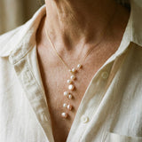 Colar Elegante com Pérolas Pendentes