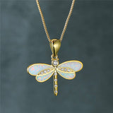 Colar de ouro com uma joia e opala