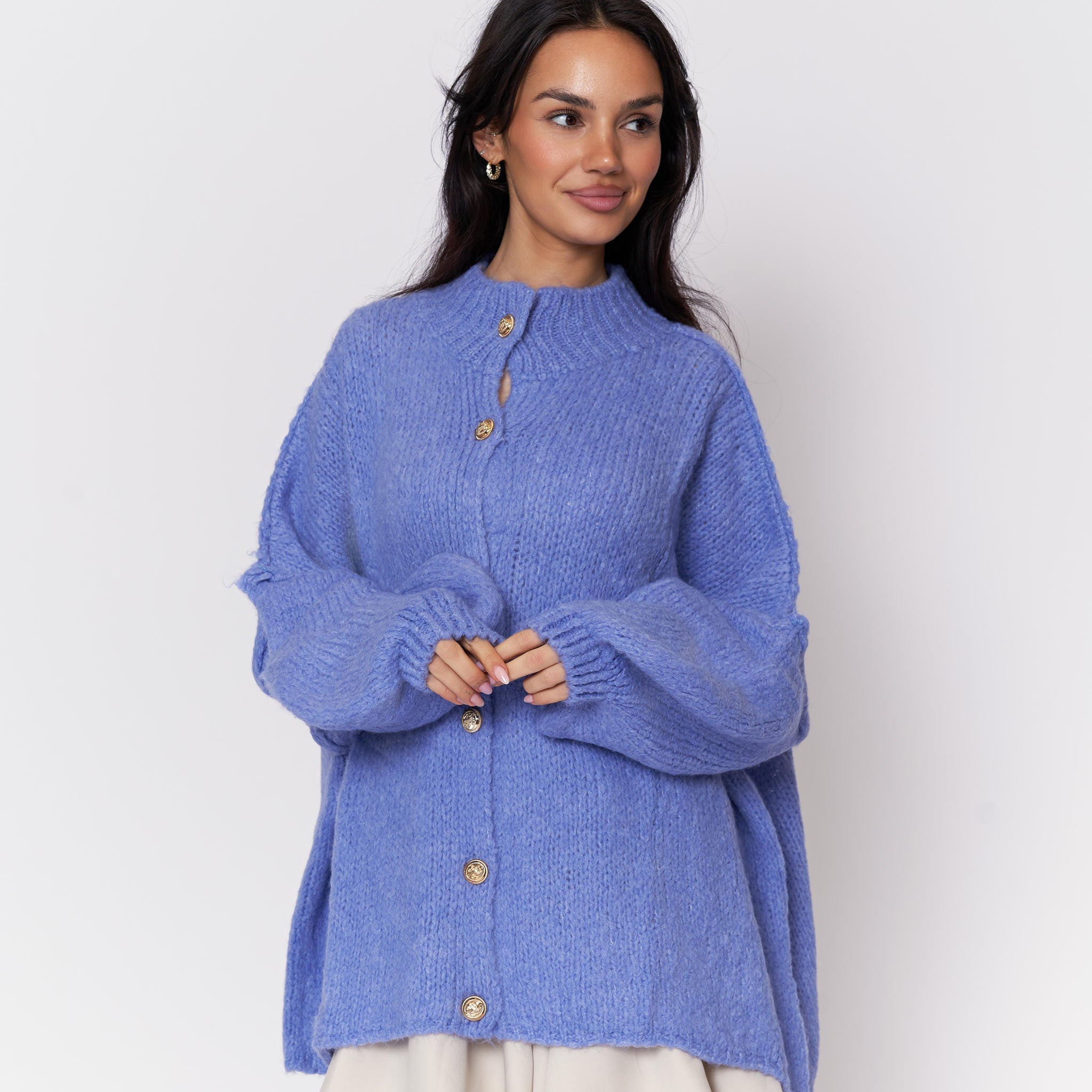 Maria Inês – Cardigan Oversized com Botões Statement de Luxo