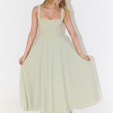 Carolina – Vestido de Gala com Decote Carmen e Saia Fluida