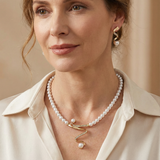 Conjunto composto por colar e brincos feitos de pérolas naturais