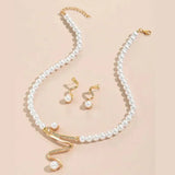 Conjunto composto por colar e brincos feitos de pérolas naturais