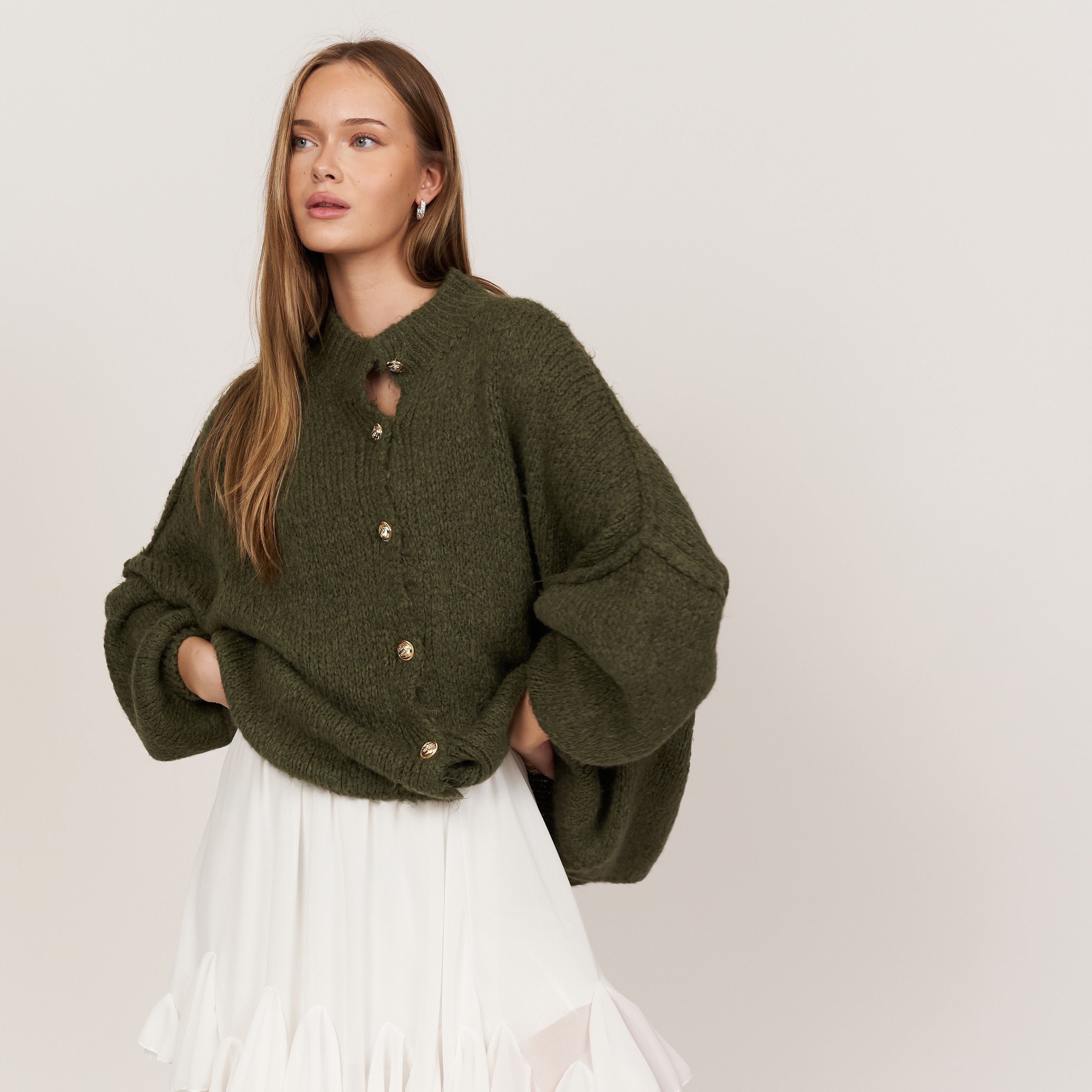 Maria Inês – Cardigan Oversized com Botões Statement de Luxo