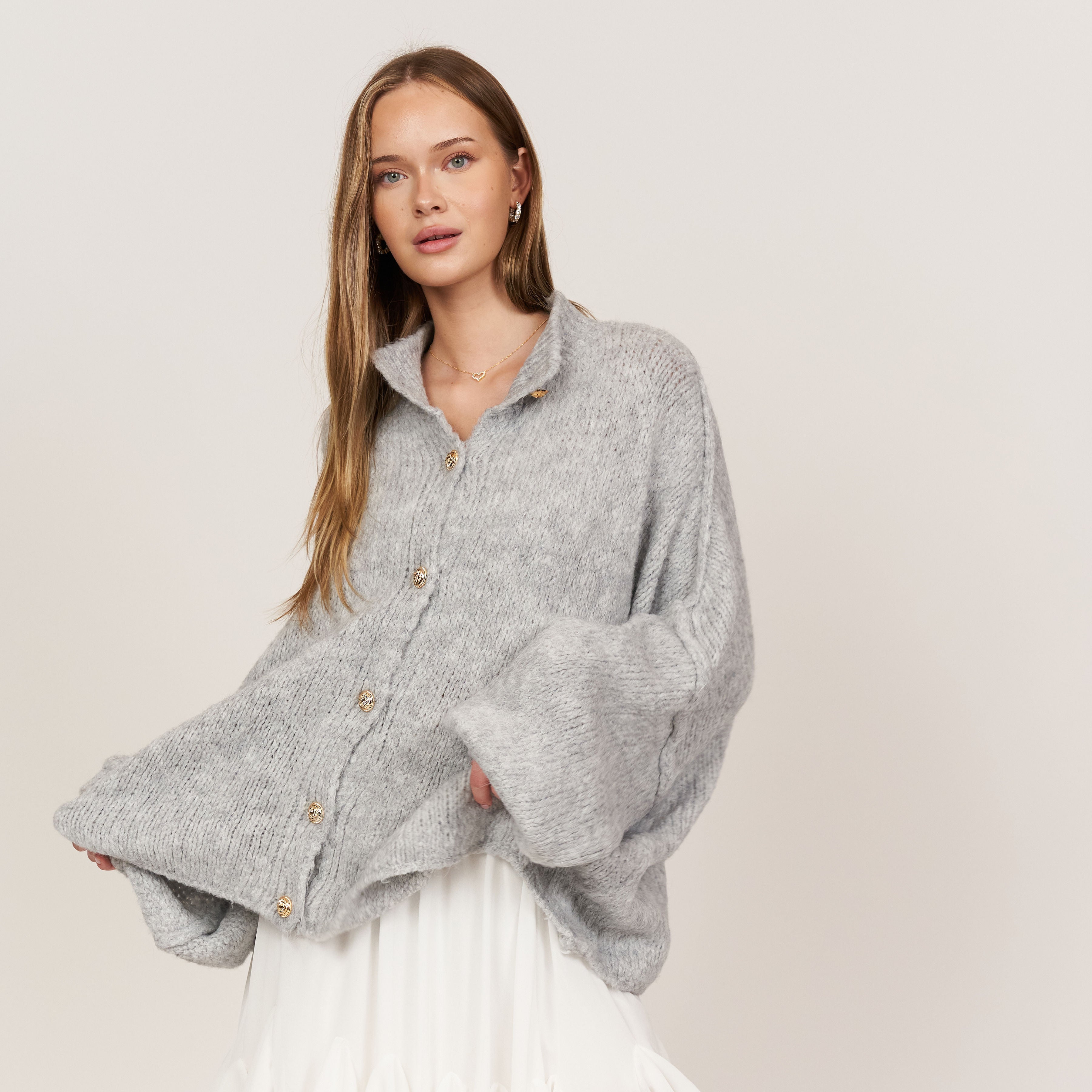 Maria Inês – Cardigan Oversized com Botões Statement de Luxo